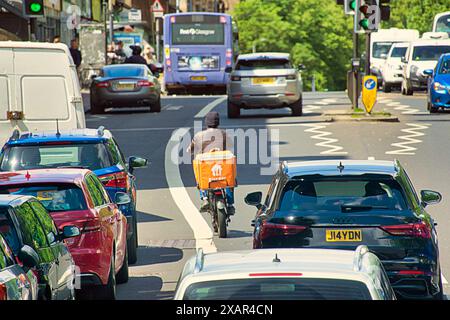 Glasgow, Schottland, Großbritannien. 8. Juni 2024: UK Wetter: Sonnig in der Stadt sah die Stadt Einheimische und Touristen im Stadtzentrum. Credit Gerard Ferry/Alamy Live News Stockfoto