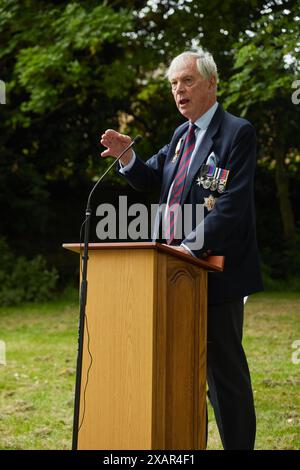 John Astor, Dritter Baron von Hever, sprach bei der Enthüllungszeremonie des Friedensdenkmals am 8. Juni 2024 in Hythe, Kent, Großbritannien. Stockfoto