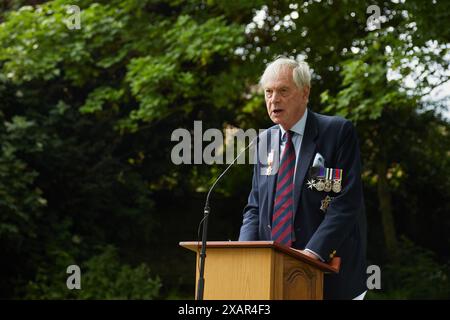 John Astor, Dritter Baron von Hever, sprach bei der Enthüllungszeremonie des Friedensdenkmals am 8. Juni 2024 in Hythe, Kent, Großbritannien. Stockfoto