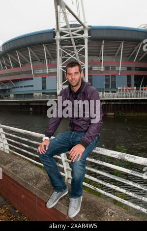 Der walisische Fußballspieler Joe Ledley fotografierte in seiner Heimatstadt Cardiff vor der Kulisse des Millenium Stadions. Stockfoto