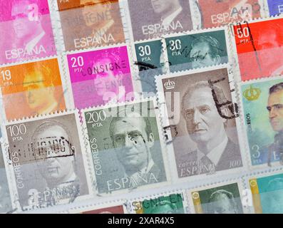 Gestempelte Briefmarken, die von Spanien gedruckt wurden und das Porträt von König Juan Carlos I. zeigen, um 1960–2000. Stockfoto