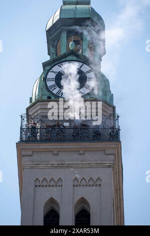 Eroeffnung des 866. Stadtgeburtstags mit Oberbuergermeister Dieter Reiter und der Münchner Stadtwache , Boellerschuetzen feuern Salut auf dem Turm der Peterskirche *** Eröffnung des 866-jährigen Bestehens der Stadt mit Bürgermeister Dieter Reiter und der Münchner Stadtgarde , Boeller Guards Feuersalut auf dem Turm der Peterskirche Stockfoto