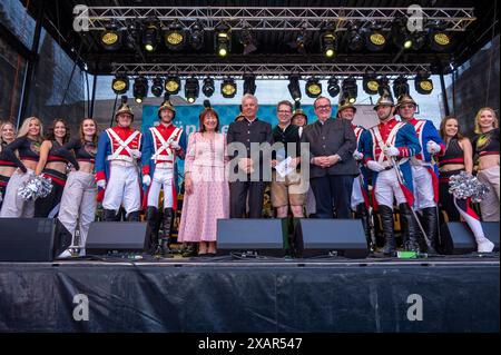 Eroeffnung des 866. Stadtgeburtstags mit Oberbuergermeister Dieter Reiter und der Münchner Stadtwache sowie den Münchner Cheerleadern *** Eröffnung des 866. Stadtgeburtstags mit Bürgermeister Dieter Reiter, der Münchner Stadtgarde und den Münchner Cheerleadern Stockfoto