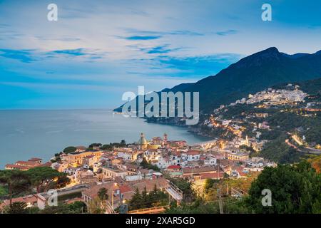 Vietri Sul Mare, die Skyline der Stadt Italien an der Amalfiküste in der Dämmerung. Stockfoto