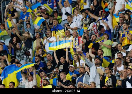 Warschau, Polen. Juni 2024. Fans der Ukraine sahen bei den internationalen Freundschaften zwischen Polen und der Ukraine bei PGE Narodowy Anfeuerungen. Endstand; Polen 3:1 Ukraine. (Foto: Maciej Rogowski/SOPA Images/SIPA USA) Credit: SIPA USA/Alamy Live News Stockfoto