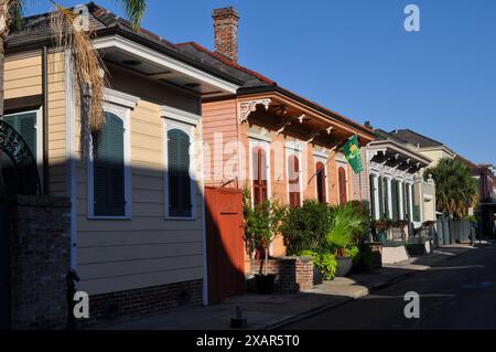 Bunt bemalte Landhaus-Reihenhäuser mit hoch dekorativen Fassaden und kunstvollen Holzarbeiten in einer Seitenstraße im New Orleans French Quarter Stockfoto