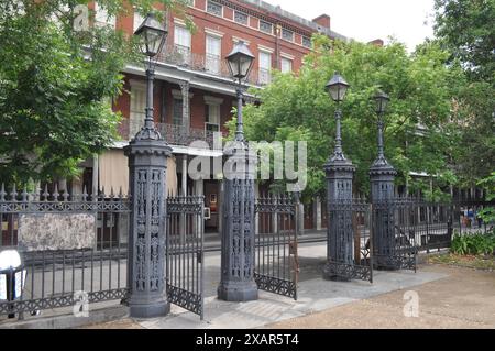 Dekorativer schwarzer schmiedeeiserner Zaun und Straßenlaternen am Jackson Square im French Quarter von New Orleans an einem bewölkten Tag in Louisiana Stockfoto