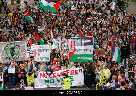 London, Großbritannien. Juni 2024. Pro-palästinensische marsch durch das Zentrum von London. Die Demonstranten fordern die britische Regierung auf, Israel kein Geld mehr zu geben. Quelle: Mark Thomas/Alamy Live News Stockfoto