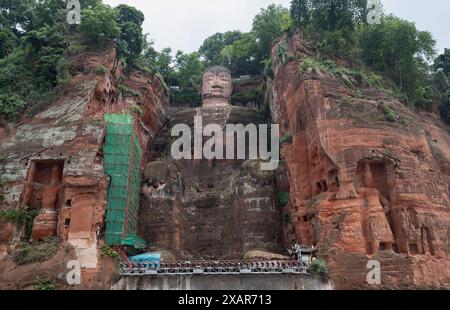 (240608) -- LESHAN, 8. Juni 2024 (Xinhua) -- dieses Foto zeigt den Leshan RiesenBuddha in der südwestlichen Provinz Sichuan, 4. Juni 2024. Der im 8. Jahrhundert aus einem Hügel gemeißelte Leshan Riesen Buddha ist ein Gebiet von natürlicher Schönheit, in das das menschliche Element mit Geschick und Subtilität integriert wurde. Gegenüber dem Zusammenfluss der Flüsse Minjiang, Dadu und Qingyi ist der 71 Meter hohe RiesenBuddha von Leshan einer der wichtigsten kulturellen Schätze Chinas. Der Leshan Giant Buddha wurde 1996 in die Liste des UNESCO-Weltkulturerbes aufgenommen. (Xinhua/Jiang Hongjing) Stockfoto