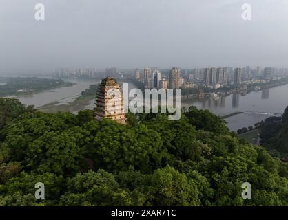 (240608) -- LESHAN, 8. Juni 2024 (Xinhua) -- dieses Luftdrohnenfoto zeigt die Skyline der Stadt Leshan aus dem malerischen Gebiet des Leshan Giant Buddha in der Provinz Sichuan im Südwesten Chinas, 4. Juni 2024. Der im 8. Jahrhundert aus einem Hügel gemeißelte Leshan Riesen Buddha ist ein Gebiet von natürlicher Schönheit, in das das menschliche Element mit Geschick und Subtilität integriert wurde. Gegenüber dem Zusammenfluss der Flüsse Minjiang, Dadu und Qingyi ist der 71 Meter hohe RiesenBuddha von Leshan einer der wichtigsten kulturellen Schätze Chinas. Der Leshan-RiesenBuddha wurde in die UNESCO-Welt eingeschrieben Stockfoto