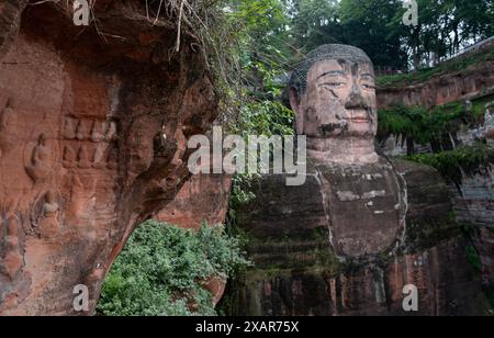 (240608) -- LESHAN, 8. Juni 2024 (Xinhua) -- dieses Foto zeigt einen Teil des Leshan Riesenbuddhas in der südwestlichen Provinz Sichuan, 4. Juni 2024. Der im 8. Jahrhundert aus einem Hügel gemeißelte Leshan Riesen Buddha ist ein Gebiet von natürlicher Schönheit, in das das menschliche Element mit Geschick und Subtilität integriert wurde. Gegenüber dem Zusammenfluss der Flüsse Minjiang, Dadu und Qingyi ist der 71 Meter hohe RiesenBuddha von Leshan einer der wichtigsten kulturellen Schätze Chinas. Der Leshan Giant Buddha wurde 1996 in die Liste des UNESCO-Weltkulturerbes aufgenommen. (Xinhua/Jiang Hongjing) Stockfoto