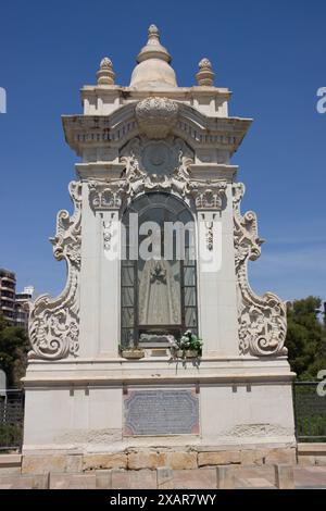 Einer der „Casalicios“, die der Jungfrau der Himmelfahrt gewidmet sind, vor dem anderen, der San Agatángelo auf der Brücke Santa Teresa oder alt gewidmet ist Stockfoto