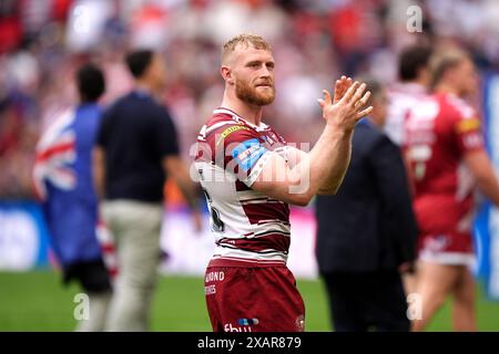 Luke Thompson von Wigan Warriors bewertet die Fans nach dem letzten Pfiff im Finale des Betfred Challenge Cup im Wembley Stadium, London. Bilddatum: Samstag, 8. Juni 2024. Stockfoto