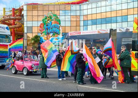 Pride Parade entlang der Blackpool Promenade 2024 Stockfoto