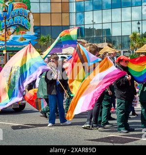 Pride Parade entlang der Blackpool Promenade 2024 Stockfoto