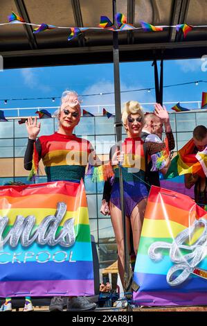 Pride Parade entlang der Blackpool Promenade 2024 Stockfoto