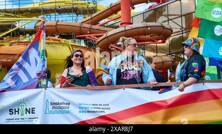 Pride Parade entlang der Blackpool Promenade 2024 Stockfoto