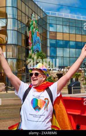 Pride Parade entlang der Blackpool Promenade 2024 Stockfoto