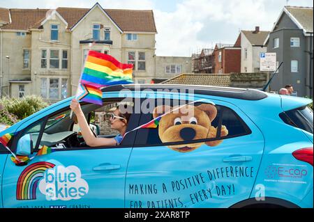 Pride Parade entlang der Blackpool Promenade 2024 Stockfoto