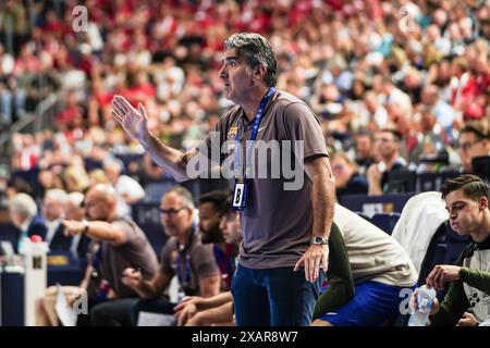 Antonio Carlos Ortega Perez (FC Barcelona, Trainer) GER, FC Barcelona vs. THW Kiel, Handball, EHF Champions League, Halbfinale 2, Saison 2023/2024, 08.06.2024 Foto: Eibner-Pressefoto/Marcel von Fehrn Stockfoto