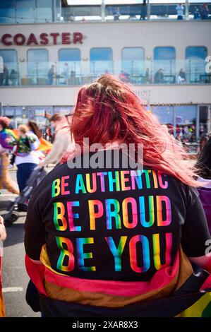 Pride Parade entlang der Blackpool Promenade 2024 Stockfoto