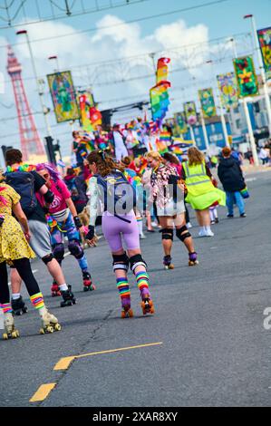 Pride Parade entlang der Blackpool Promenade 2024 Stockfoto