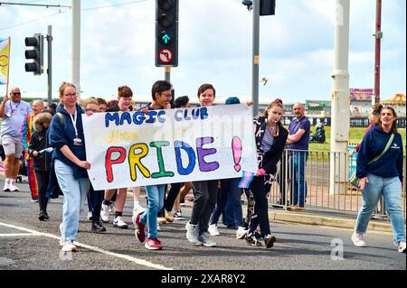 Pride Parade entlang der Blackpool Promenade 2024 Stockfoto