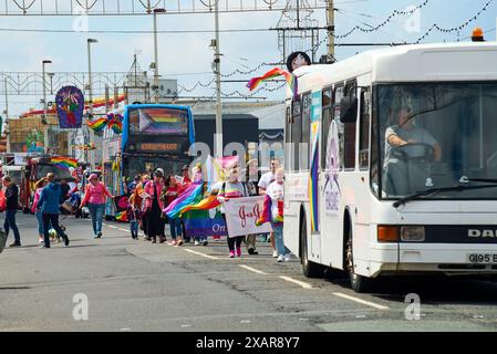 Pride Parade entlang der Blackpool Promenade 2024 Stockfoto