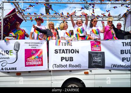 Pride Parade entlang der Blackpool Promenade 2024 Stockfoto