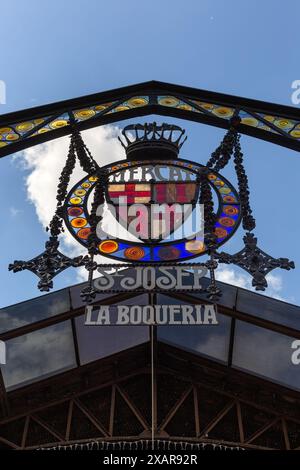 BARCELONA, SPANIEN - 20. MAI 2024: Schild vor dem La Boqueria Food Market (Mercat de la Boqueria) in Las Ramblas Stockfoto