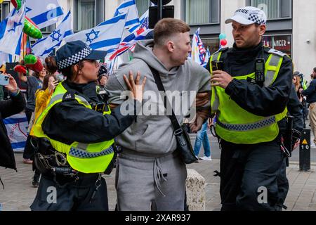 The Strand, London, Großbritannien. Juni 2024. Mann verhaftet wegen Anklage bei den "genug ist genug" Gegenprotestierenden. Quelle: Amanda Rose/Alamy Live News Stockfoto