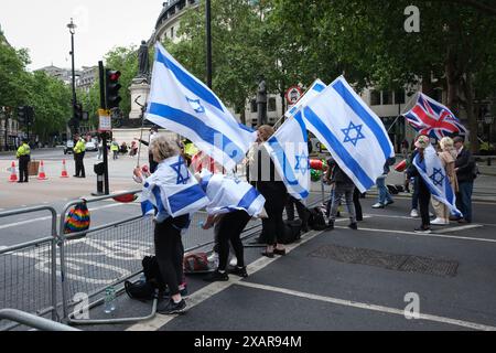 London, Vereinigtes Königreich. Juni 2024. Tausende von Menschen marschierten in Solidarität mit Palästina und forderten einen Waffenstillstand, während Israel seine Angriffe auf Gaza fortsetzt, während Pro-Israel-Demonstranten Gegendemonstration veranstalten. Laura Gaggero/Alamy Live News Stockfoto