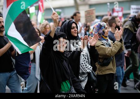 London, Vereinigtes Königreich. Juni 2024. Tausende von Menschen marschierten in Solidarität mit Palästina und forderten einen Waffenstillstand, während Israel seine Angriffe auf Gaza fortsetzt, während Pro-Israel-Demonstranten Gegendemonstration veranstalten. Laura Gaggero/Alamy Live News Stockfoto