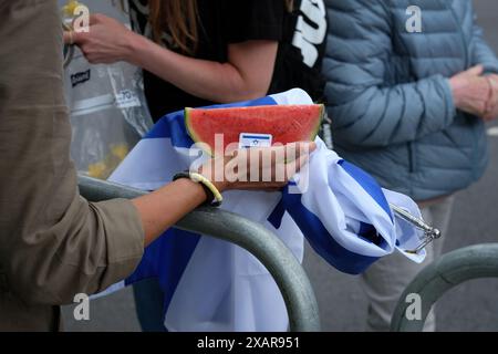 London, Vereinigtes Königreich. Juni 2024. Tausende von Menschen marschierten in Solidarität mit Palästina und forderten einen Waffenstillstand, während Israel seine Angriffe auf Gaza fortsetzt, während Pro-Israel-Demonstranten Gegendemonstration veranstalten. Laura Gaggero/Alamy Live News Stockfoto