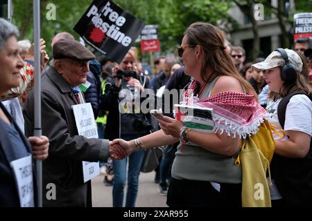 London, Vereinigtes Königreich. Juni 2024. Tausende von Menschen marschierten in Solidarität mit Palästina und forderten einen Waffenstillstand, während Israel seine Angriffe auf Gaza fortsetzt, während Pro-Israel-Demonstranten Gegendemonstration veranstalten. Laura Gaggero/Alamy Live News Stockfoto