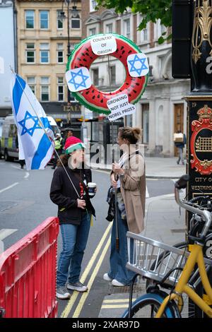 London, Vereinigtes Königreich. Juni 2024. Tausende von Menschen marschierten in Solidarität mit Palästina und forderten einen Waffenstillstand, während Israel seine Angriffe auf Gaza fortsetzt, während Pro-Israel-Demonstranten Gegendemonstration veranstalten. Laura Gaggero/Alamy Live News Stockfoto