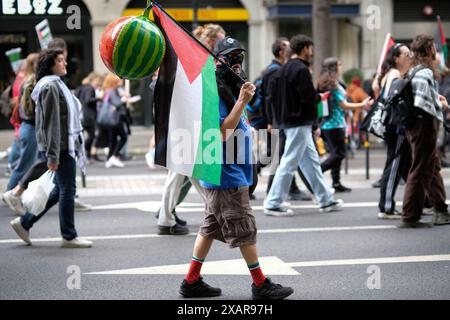 London, Vereinigtes Königreich. Juni 2024. Tausende von Menschen marschierten in Solidarität mit Palästina und forderten einen Waffenstillstand, während Israel seine Angriffe auf Gaza fortsetzt, während Pro-Israel-Demonstranten Gegendemonstration veranstalten. Laura Gaggero/Alamy Live News Stockfoto