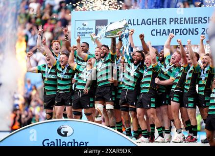 Die Spieler der Northampton Saints feiern auf dem Platz mit der Trophäe, nachdem sie das Gallagher Premiership Finale im Twickenham Stadium in London gewonnen haben. Bilddatum: Samstag, 8. Juni 2024. Stockfoto