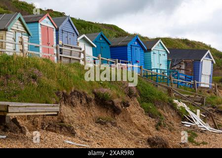 Milford on Sea, Hampshire, Großbritannien. Juni 2024. Einige Strandhütten an den Hordle Cliffs in Milford-on-Sea wurden durch Stürme und Bodenbewegungen schwer beschädigt. Der New Forest District Council hat beschlossen, dass am Montag mit der Entfernung begonnen wird, wenn die Bedingungen es zulassen. Die Arbeiten erschweren sich durch den begrenzten Zugang zum Strand und die Gezeitenarbeiten. Quelle: Carolyn Jenkins/Alamy Live News Stockfoto