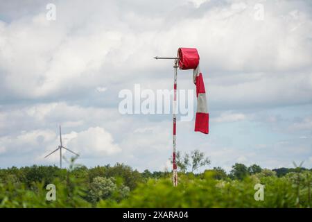 Windrichtungsanzeige, Windsock, Windsock oder Windkegel auf der Landebahn für kleine Flugzeuge, Schinveld, Niederlande. Stockfoto