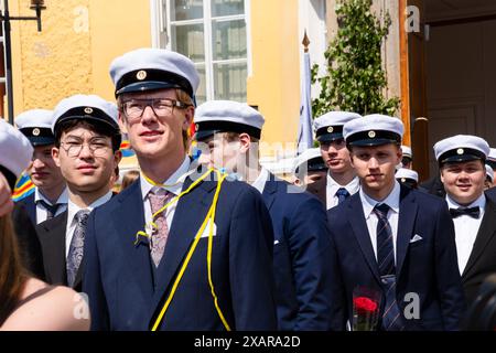 SCHÜLER, DIE DIE SCHULE ZUM LETZTEN MAL VERLASSEN, CELEBRATION, Åland, FINNLAND: Die neuen Absolventen kommen zum letzten Mal aus ihrer Schule, um einen ausgelassenen Empfang von Freunden und Familien zu feiern, die sich vor dem Hauptschulgebäude zum Åland-Abschlussfeiertag 2024 im Åland Lyceum (Ålands Gymnasium) in Mariehamn, Åland Archipel, versammelt haben. Ostsee, Finnland – an diesem Tag verlassen die Schüler die Schule zum letzten Mal. Im Rahmen dieser nordischen Tradition werden Plakate mit Babybildern der Absolventen aufgehalten und die Studenten tragen ihre Studentmössa im Matrosenstil. Stockfoto