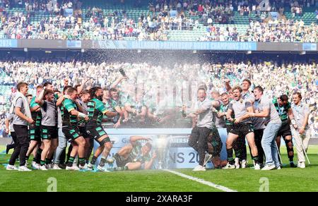 Die Spieler der Northampton Saints feiern auf dem Spielfeld, nachdem sie das Finale der Gallagher Premiership im Twickenham Stadium in London gewonnen haben. Bilddatum: Samstag, 8. Juni 2024. Stockfoto