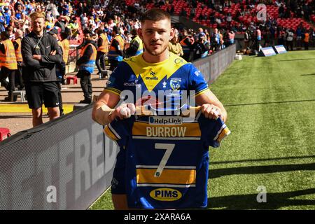 London, Großbritannien. Juni 2024. Danny Walker von Warrington Wolves hält ein Trikot in Erinnerung an Rob Burrow CBE nach dem Finale des Betfred Challenge Cup Warrington Wolves gegen Wigan Warriors im Wembley Stadium, London, United Kingdom, 8. Juni 2024 (Foto: Craig Thomas/News Images) in London, United Kingdom am 8. Juni 2024. (Foto: Craig Thomas/News Images/SIPA USA) Credit: SIPA USA/Alamy Live News Stockfoto