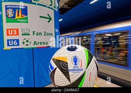 Endlich kommt die Fussball- Europameisterschaft auch nach München. Wo finde ich was im U-Bahnhof Sendlinger Tor wird mit Wegweisern auf die beste Strecke zur Fan Zone oder zur Arena darauf hingewiesen. München Bayern Deutschland *** die Fußball-Europameisterschaft kommt endlich nach München Wo finde ich, welche Wegweiser an der U-Bahnstation Sendlinger Tor die beste Route zur Fanzone oder zur Arena München Bayern Deutschland zeigen Copyright: XRolfxPossx Stockfoto