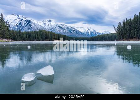 Johnson Lake gefrorene Wasseroberfläche im Winter. Schneebedeckter Mount Rundle im Hintergrund. Banff National Park, Kanadische Rockies, Alberta, Kanada. Stockfoto