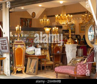 Verzierte Kronleuchter und elegante Möbel zum Verkauf in einem Geschäft in der Marche aux Puces, Paris, Frankreich Stockfoto