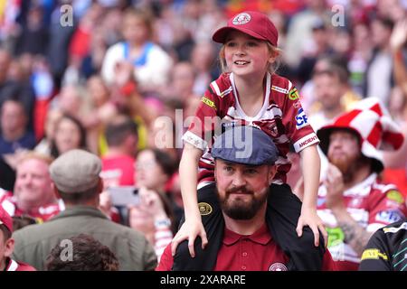 Die Fans der Wigan Warriors feiern nach dem letzten Pfiff im Finale des Betfred Challenge Cup im Wembley Stadium, London. Bilddatum: Samstag, 8. Juni 2024. Stockfoto