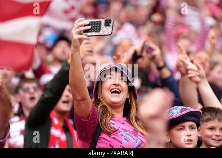Die Fans der Wigan Warriors feiern nach dem letzten Pfiff im Finale des Betfred Challenge Cup im Wembley Stadium, London. Bilddatum: Samstag, 8. Juni 2024. Stockfoto