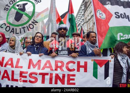 London, Großbritannien. Juni 2024. Chris Smalls, Präsident der Amazon Labor Union, nimmt an dem marsch Teil. Tausende von Menschen marschierten in Solidarität mit Palästina und forderten einen Waffenstillstand, während Israel seine Angriffe auf Gaza fortsetzt. Quelle: Vuk Valcic/Alamy Live News Stockfoto