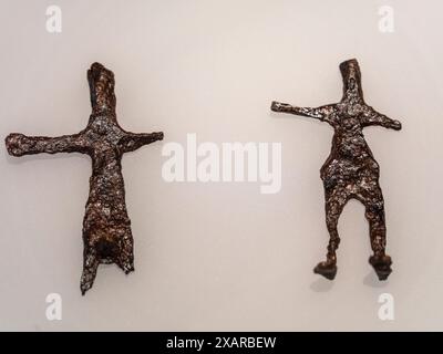 Eiserne Votivgaben, die einen Mann und eine Frau darstellen, Heiligtum der Atalayuelas von Fuerte del Rey, 2. Jahrhundert v. Chr., Iberisches Museum von Jaén, Andalusien, Spanien. Stockfoto